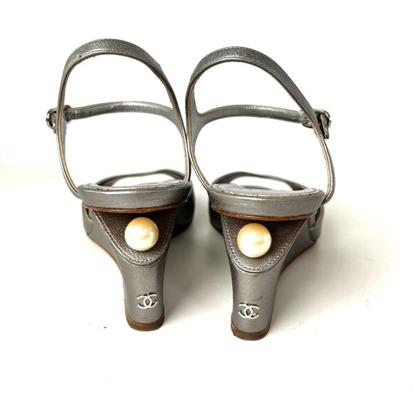 Authentic CHANEL Pearl CC Logo Silver Leather 2016 Wedge Sandals 38.5C 8 - Picture 6 of 15
